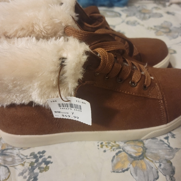 Shoes - Picture 3 of 7